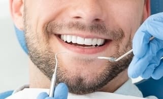 Denti usurati: come ricostruire il sorriso con l’odontoiatria moderna